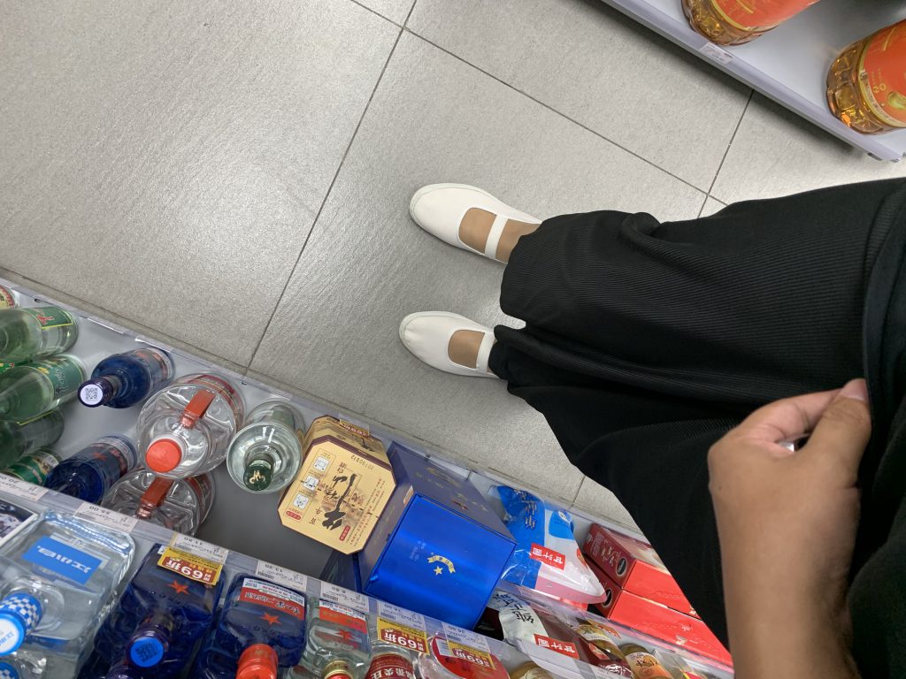 舞蹈鞋 白一带配丝袜好看吗