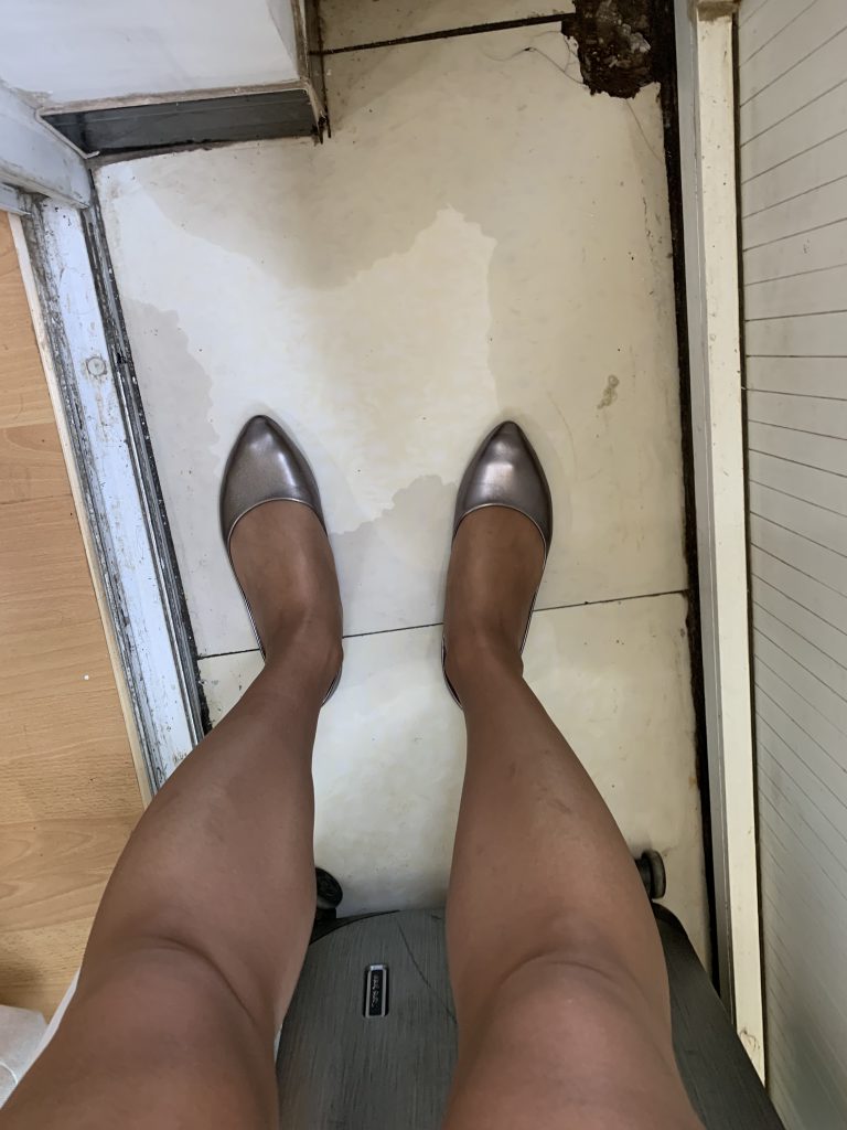 平底鞋配丝袜